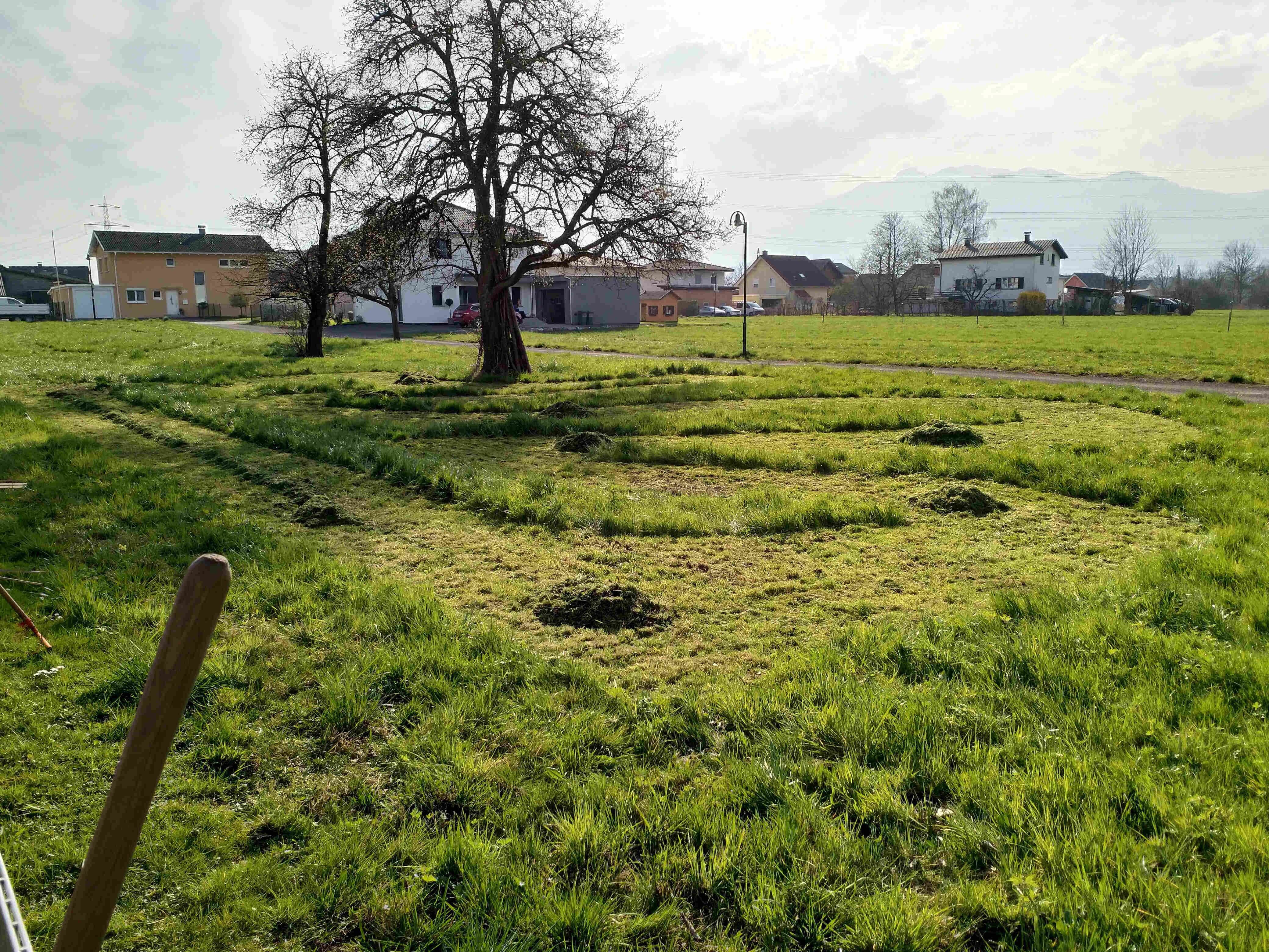 Es liegen noch die Grashaufen auf der Bahn